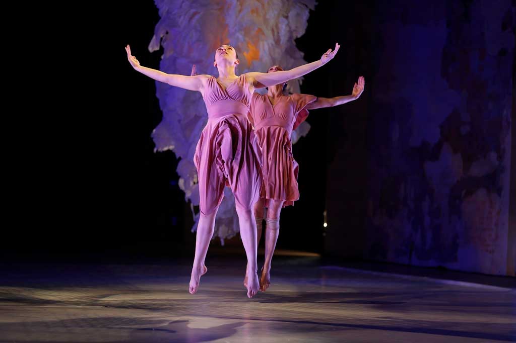 Bailarinas sobre un escenario (Fotografía: CIRAE - Florentino Yamuza) Bailarinas sobre un escenario©CIRAE-Florentino Yamuza