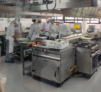 Alumnos en la escuela de Hostelería de 'La Cónsula'