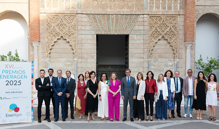 Foto de familia con los premiados en la XVI edición de los Premios EnerAgen 2025 celebrado en el Real Alcázar de Sevilla.