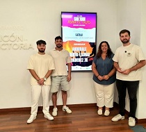 La responsable del IAJ en Málaga en la presentación de la Noche de San Juan 2025