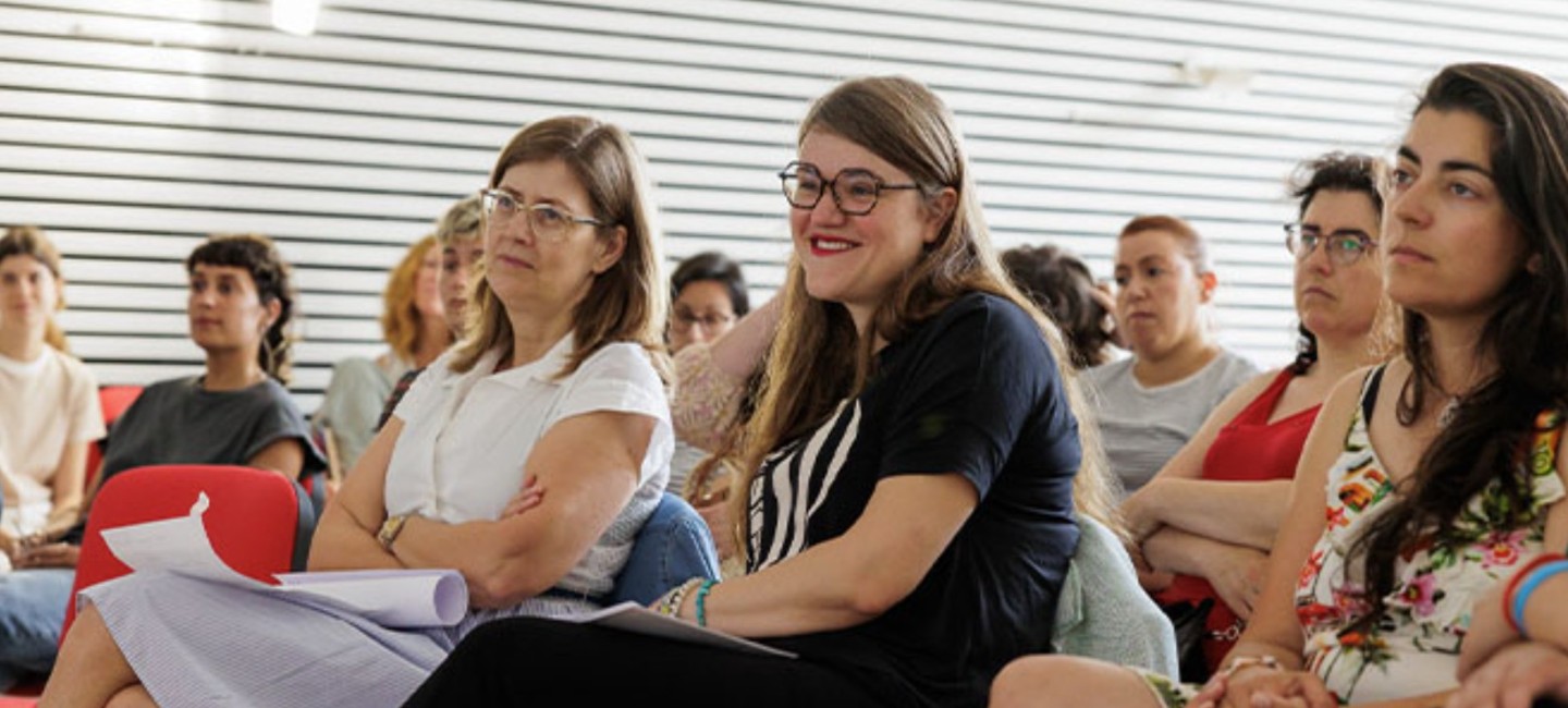 Varias mujeres asisten a un curso de formación