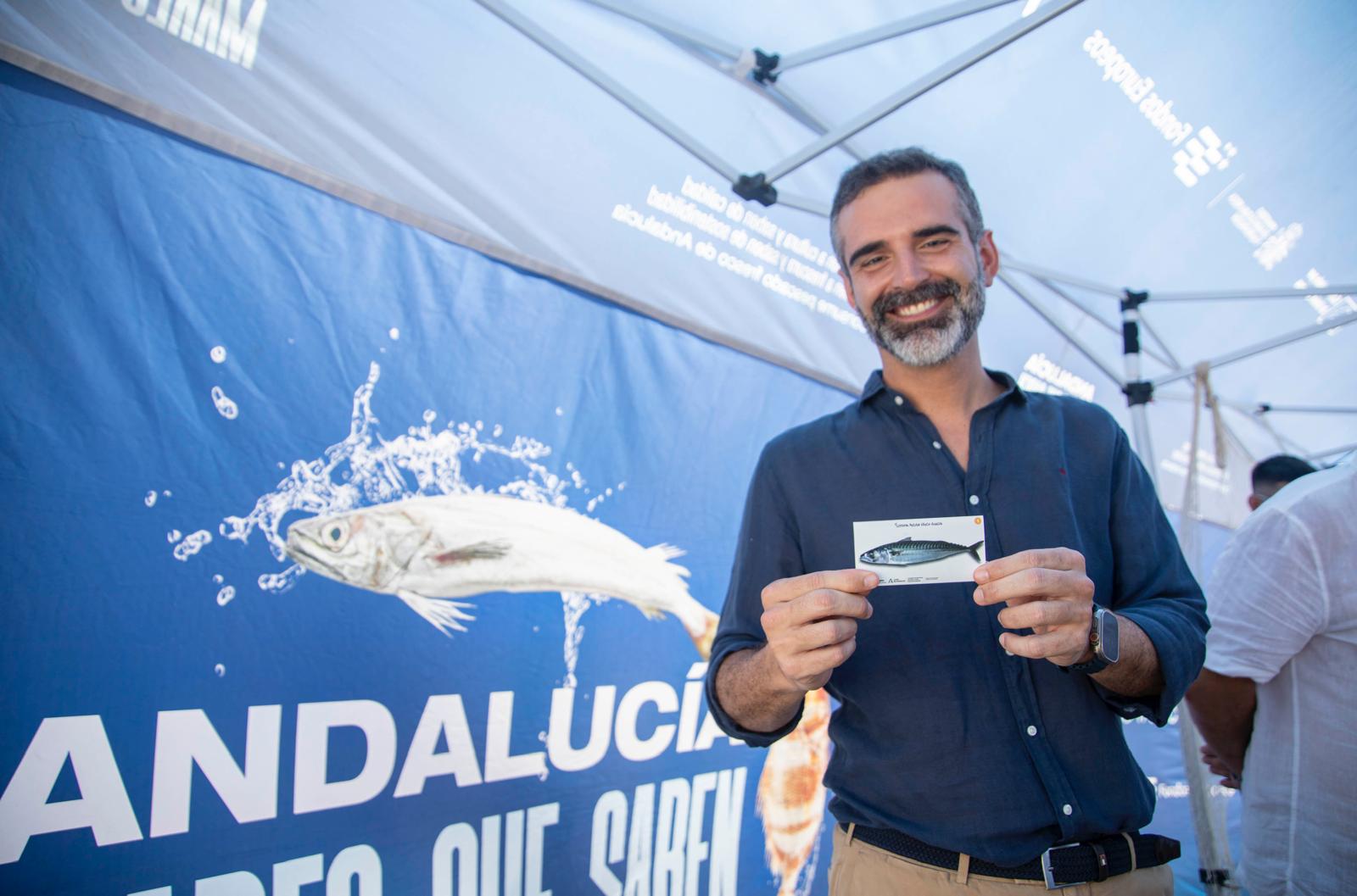 Fernández-Pacheco en el stand de actividades de la campaña 'Andalucía, mares que saben' en Almería.