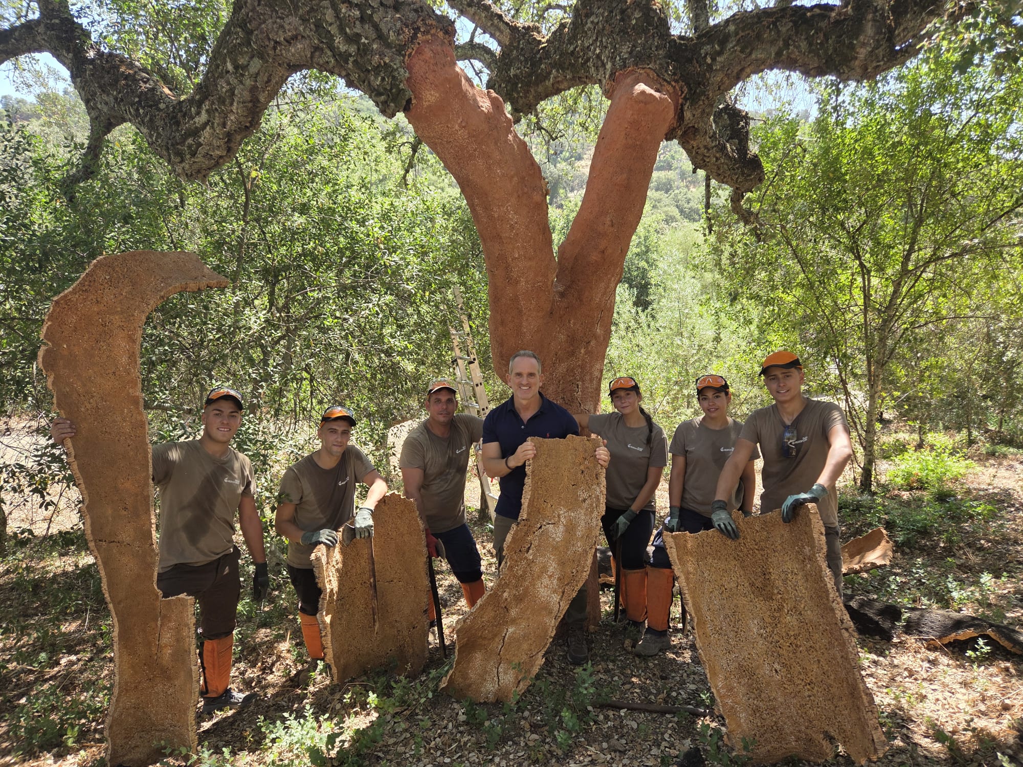 El delegado territorial, Rafael Martínez Ruedas, con los alumnos de la escuela.
