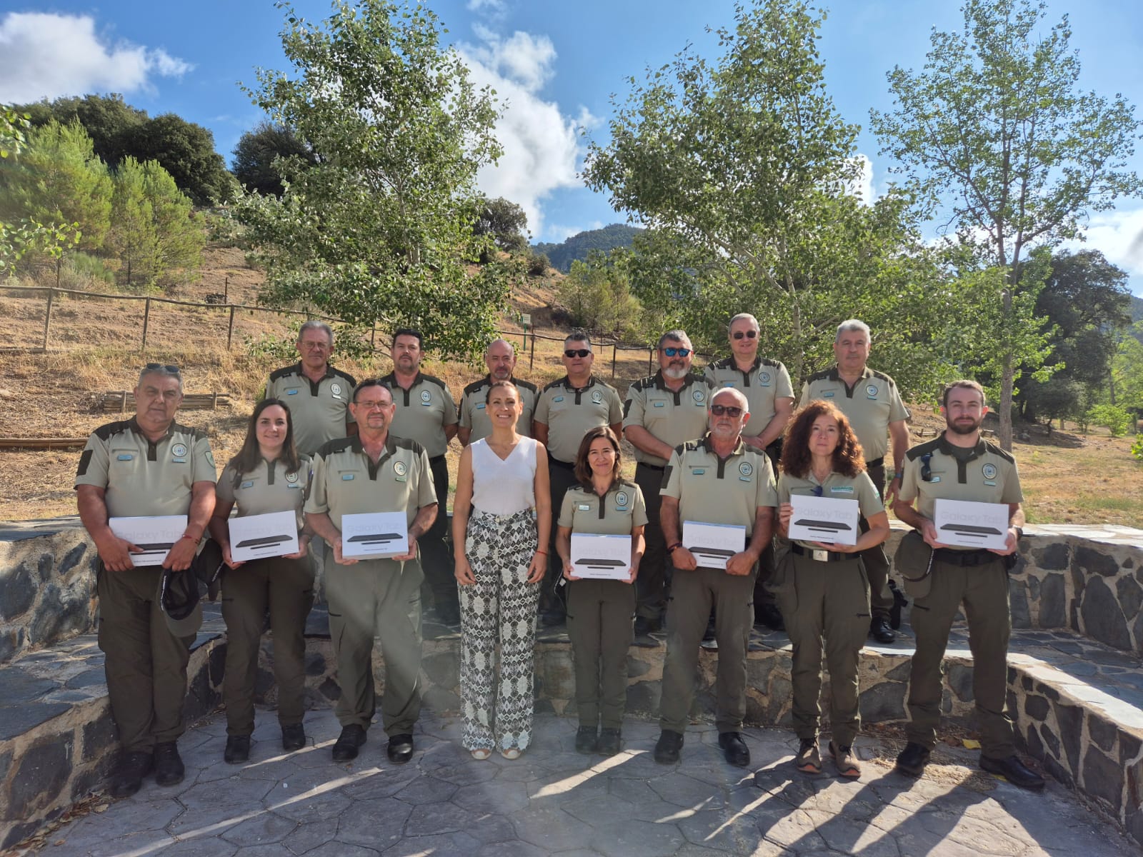 La delegada territorial ha participado en la entrega de 33 nuevas tablets a los agentes medioambientales.