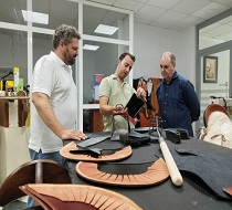 El joven empresario enseña a los repreentantes del IAJ y Empleo su negocio