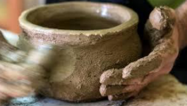 Manos trabajando la cerámica