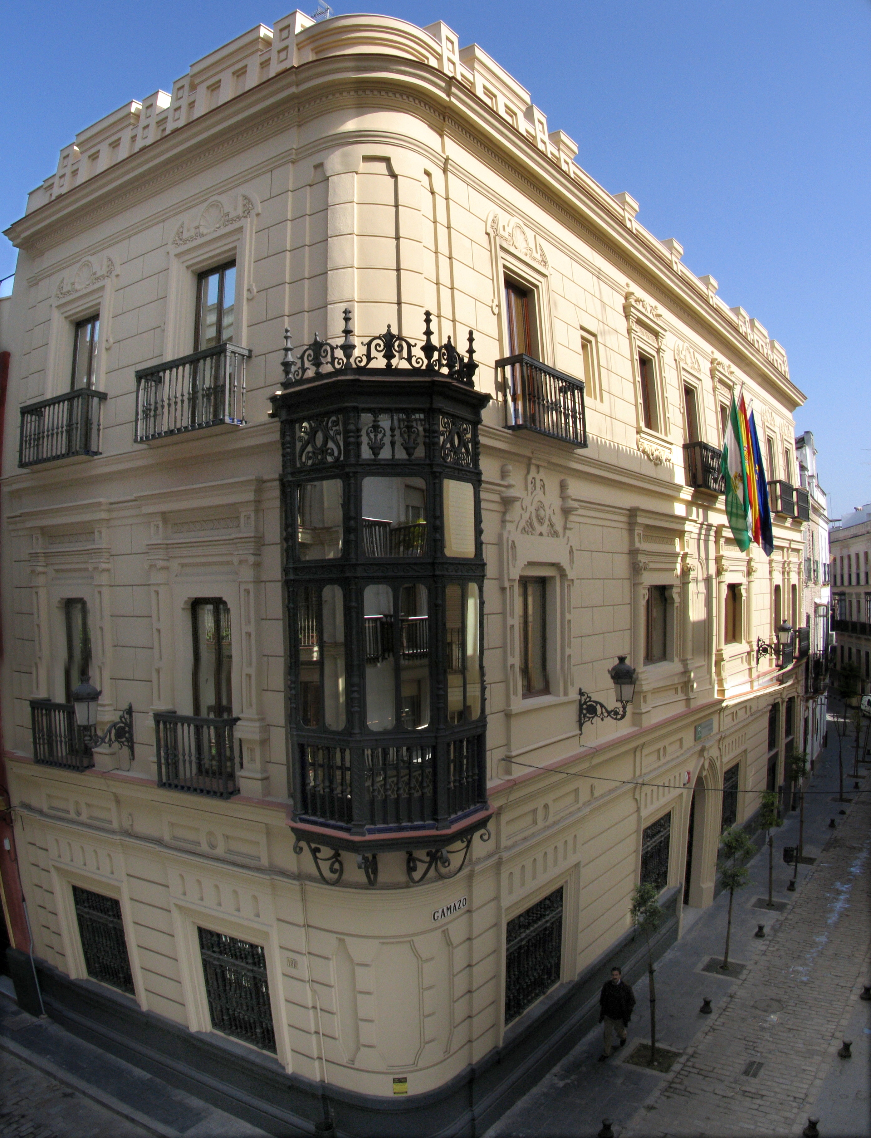 Vista de la fachada del edificio desde la esquina
