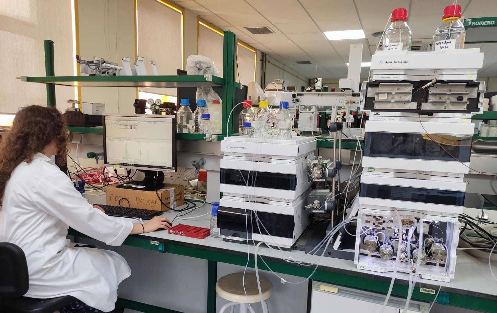 Investigadora trabajando en el laboratorio