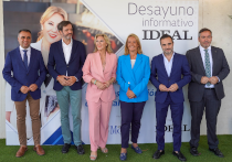 Carolina España durante el Desayuno informativo IDEAL