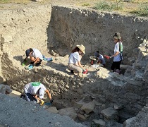Los jóvenes realiando labores de excavación