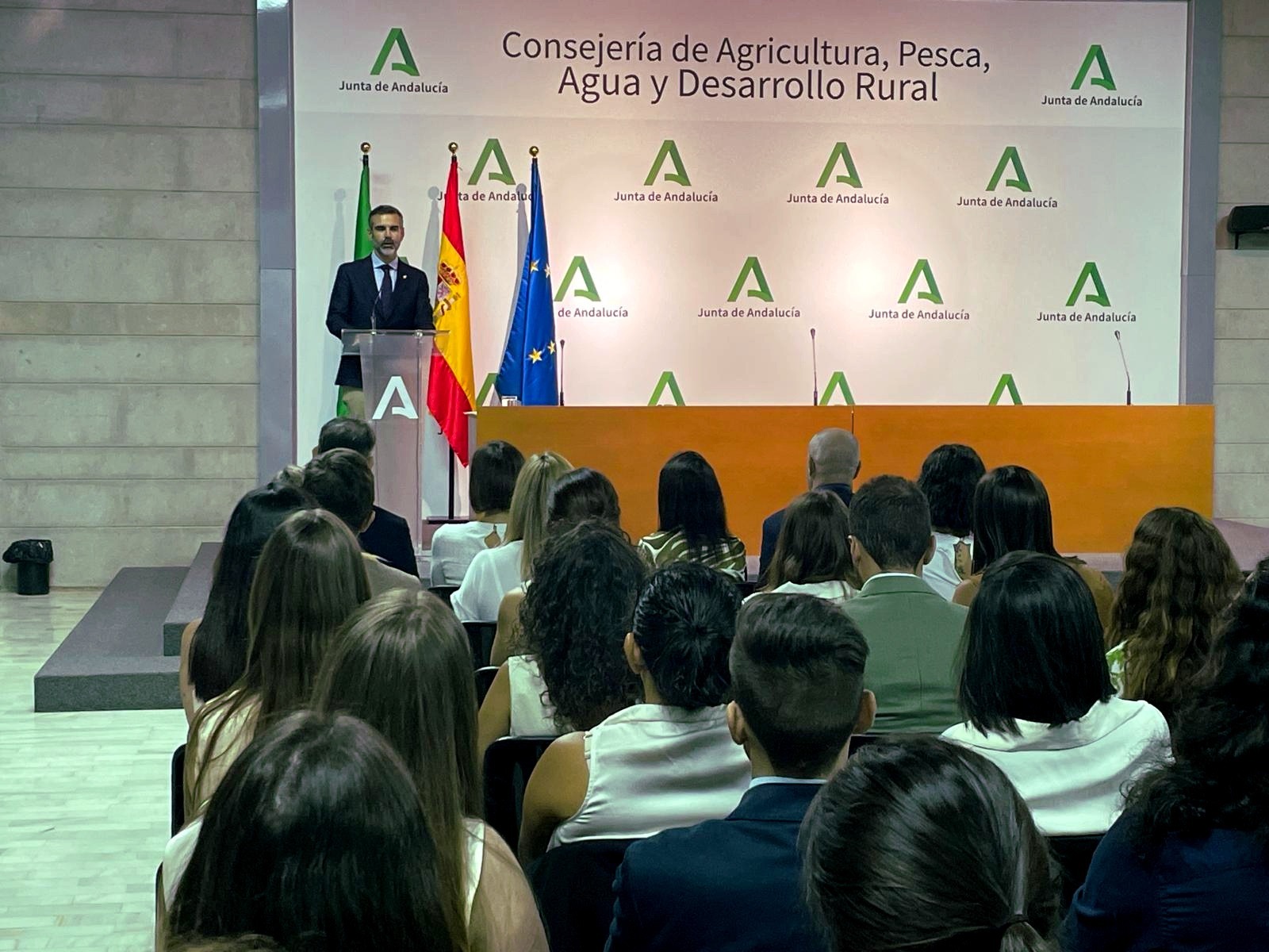 El consejero junto a nuevos funcionarios de Ingeniería Agrónoma y Veterinaria