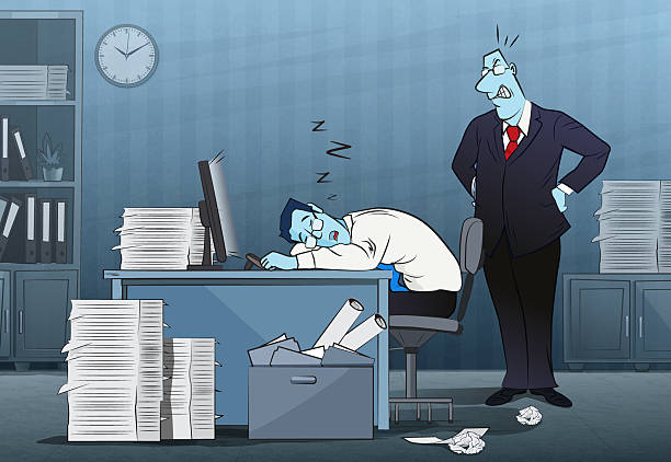 Un empleado aparece dormido apoyado sobre una mesa con su jefe detrás con gesto de enfado