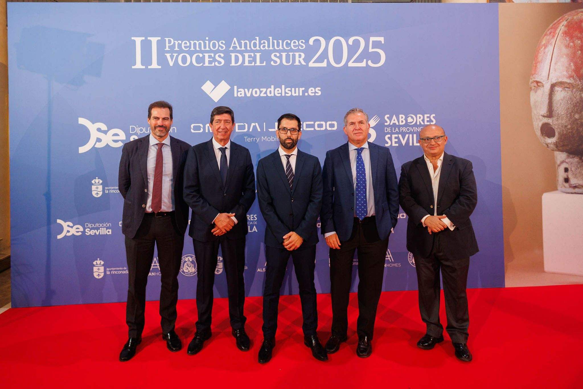 Foto de grupo con el cartel de los premios