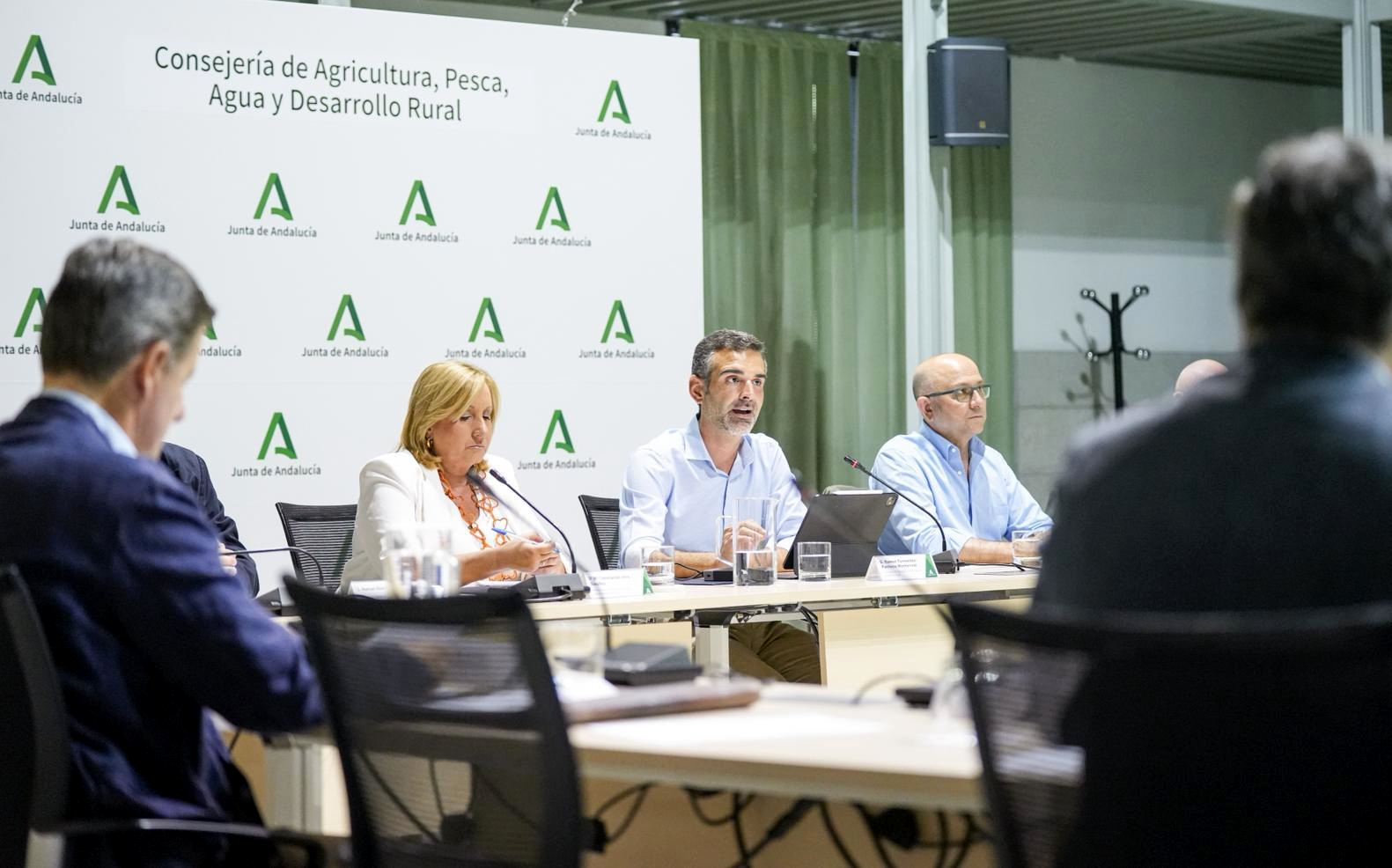 El consejero preside la reunión de la Mesa de Interlocución Agraria de Andalucía celebrada en Sevilla
