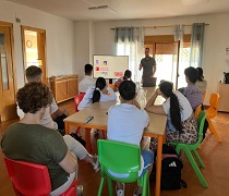 El responsable del IAJ en Granada imparte el taller en una de las aulas de Aldeas Infantiles