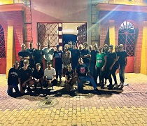 El responsable del IAJ en Sevilla con los jóvenes de la Asociación Juvenil de Teatro del Clarín