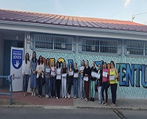 La responsable provincial del IAJ en Jaén durante su visita en Mengíbar, con las alumnas que han recibido el diploma de aprovechamiento 