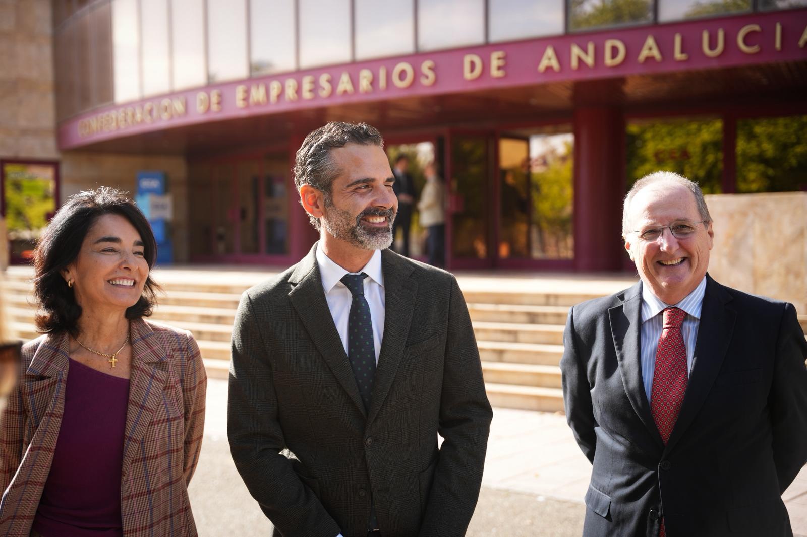 Fernández-Pacheco junto a Carmen Ponce y Luis Fernández-Palacios