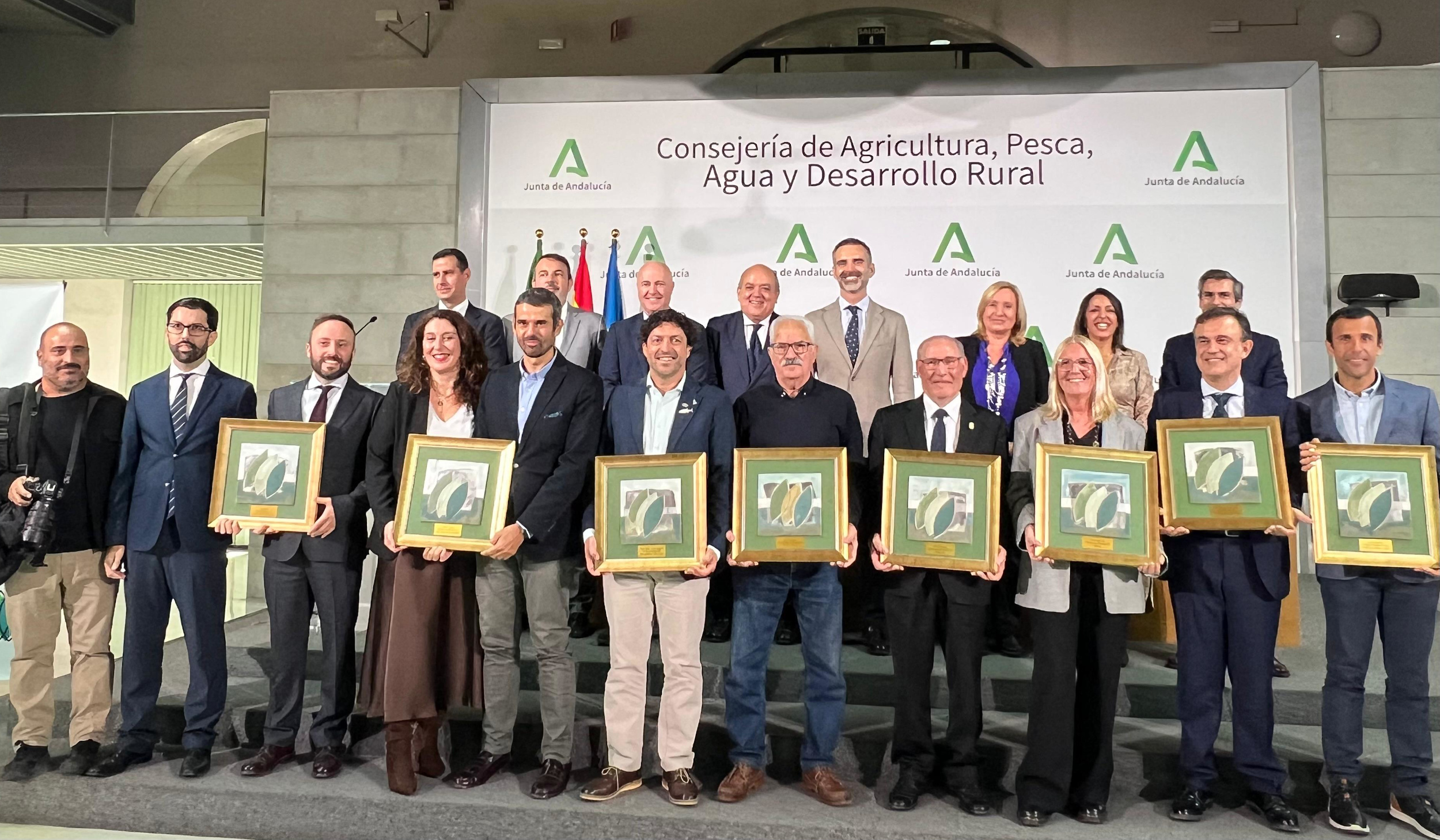 Ramón Fernández-Pacheco junto a los galardonados en los IV premios ‘Periodismo y Trayectoria Profesional en el Sector Pesquero Andaluz’ 