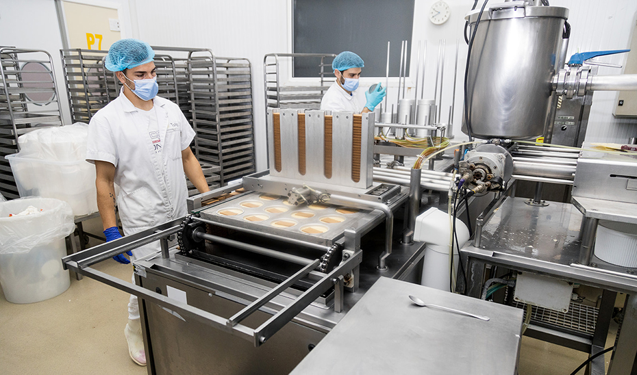 Trabajadores de la industria agroalimentaria.