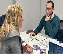 Reunión institucional entre una responsable de Invapi y el responsable del IAJ en Granada