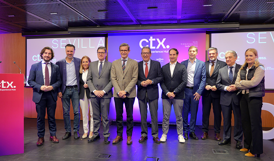 El consejero de Industria, Energía y Minas, Jorge Paradela, posa en la foto de familia tras la presentación de CTX-Tech Experience 2026.