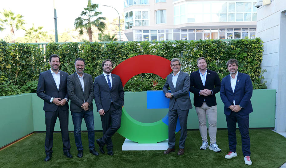 El consejero Jorge Paradela en una foto de familia con responsables de Google en Málaga tras la firma de un protocolo general de actuación para el impulso a la transformación digital de Andalucía.