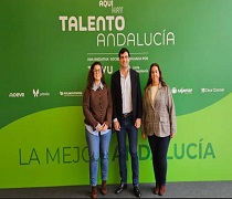 Pedro Ramírez Sánchez, acompañado por Ana González y Alba Ortiz