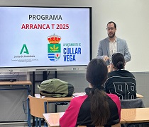 El responsable del IAJ en Granada con los alumnos de Secundaria en Cúllar Vega