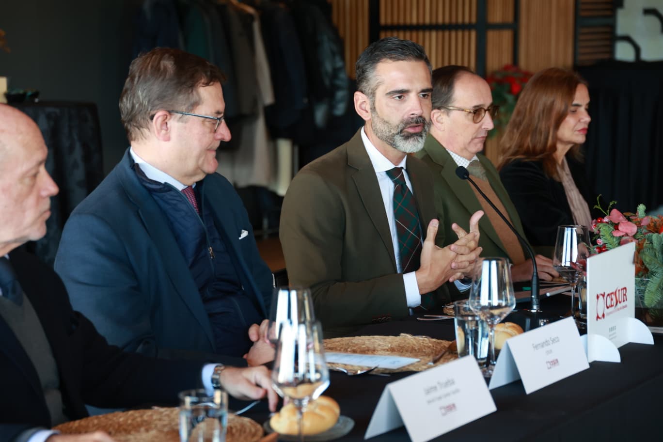 El consejero se reúne con representantes y socios de la Asociación de Empresarios del España (Cesur)