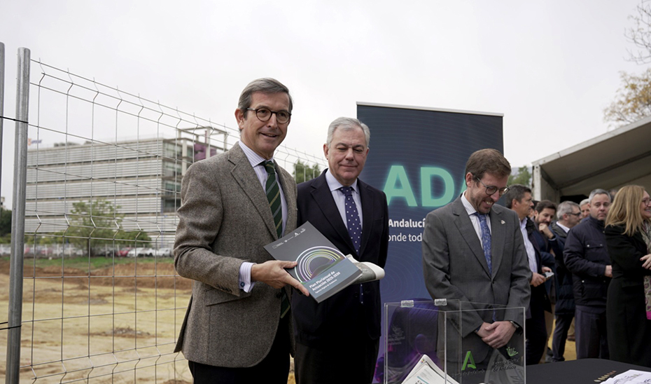 El consejero Paradela durante el acto de colocación de la primera piedra del nuevo Centro de Proceso de Datos (CPD) de la Junta de Andalucía en Sevilla.
