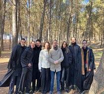 El responsable del IAJ en Granada con los jóvenes grabando el videoclip