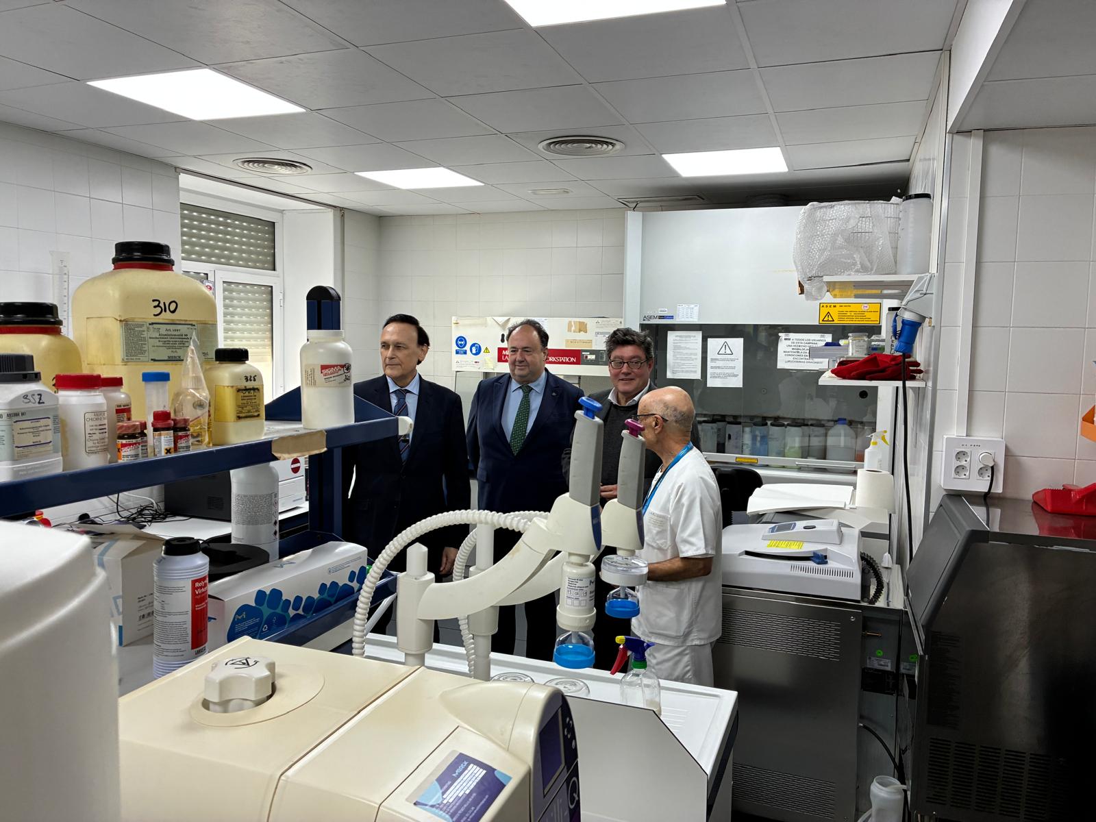 Villamandos durante la visita al INiBICA