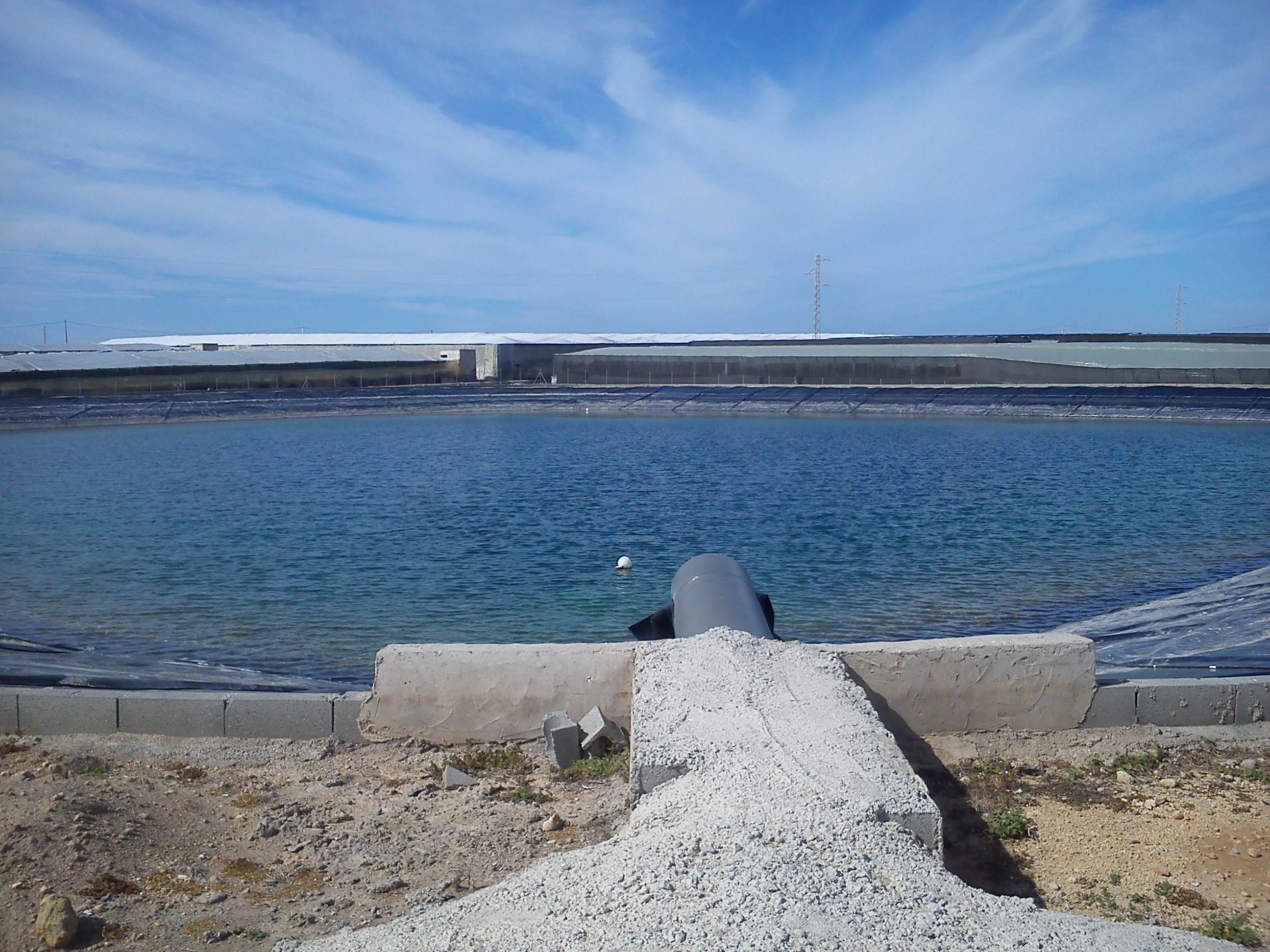 Imagen de archivo de balsa de riego