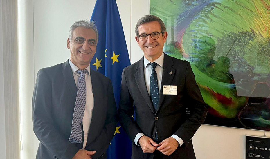 El consejero de Industria, Energía y Minas, Jorge Paradela, con el subdirector de la Dirección General de Redes de Comunicación, Contenido y Tecnologías (DG Connect) de la Comisión Europea, Thomas Skordas, tras mantener una reunión en Bruselas.