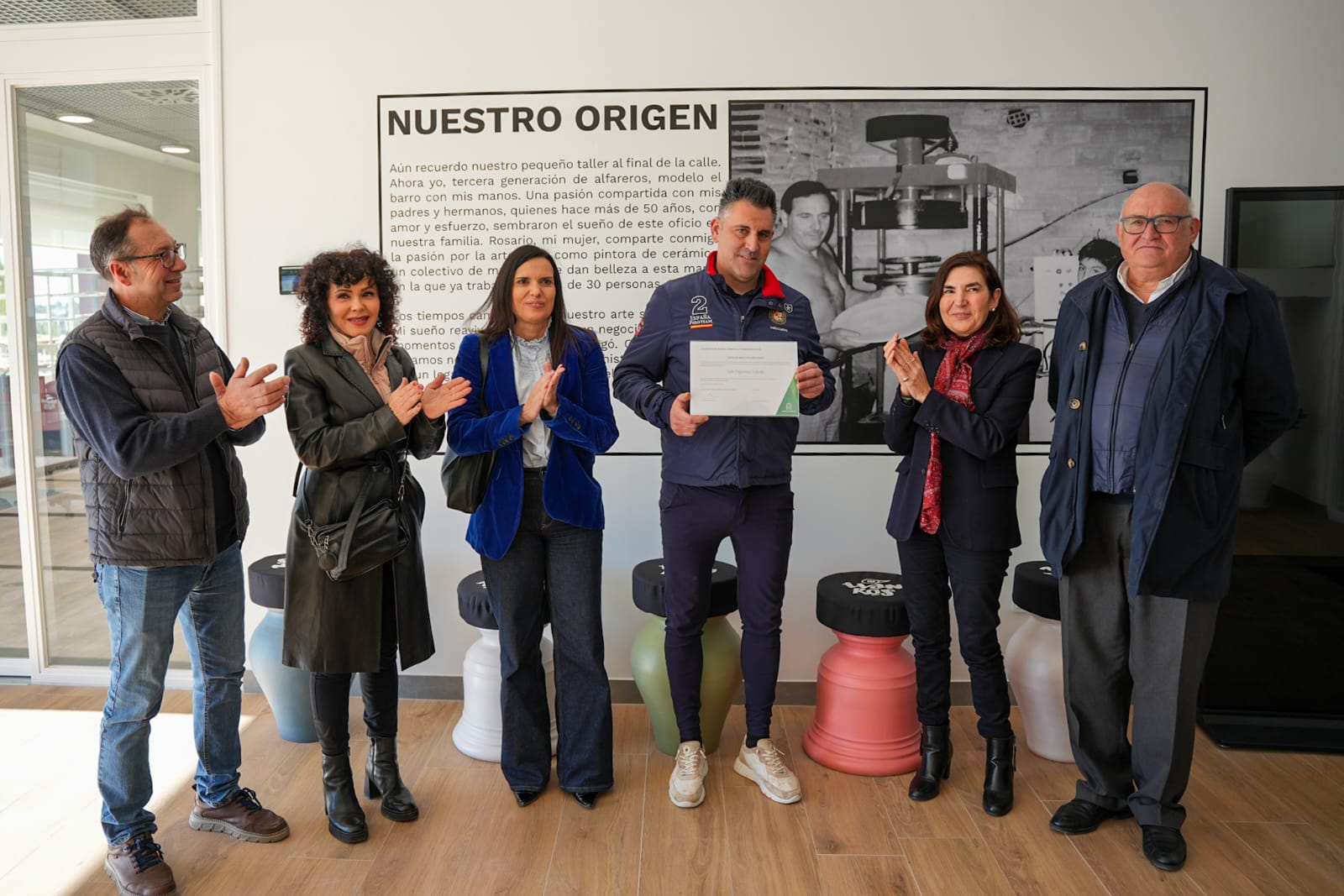 Rocío Blanco en La Ramba, entregando la Carta de Maestro Artesano a Ivanros.