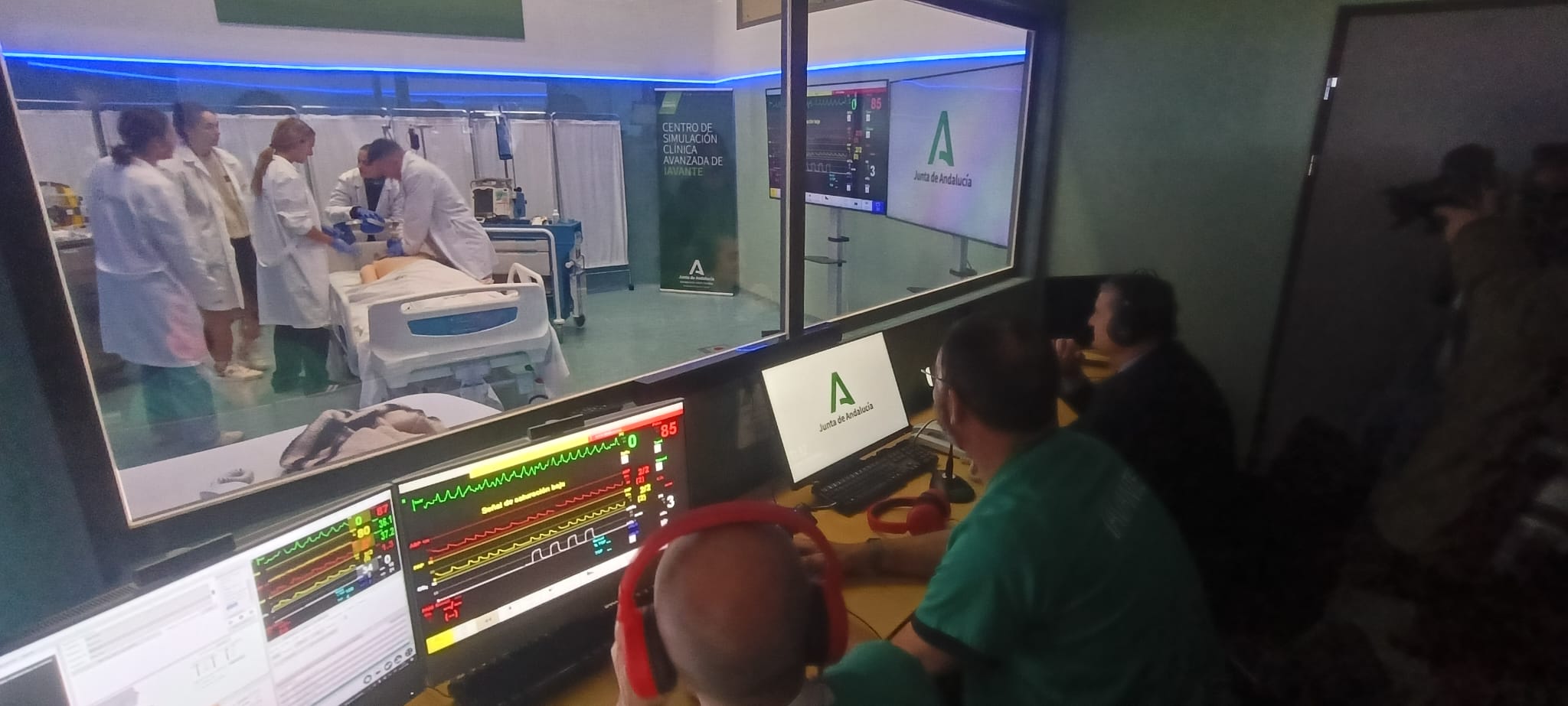 Antonio Sanz asistió al inicio de las prácticas coincidiendo con su visita al Centro de Simulación Clínica Avanzada de IAVANTE