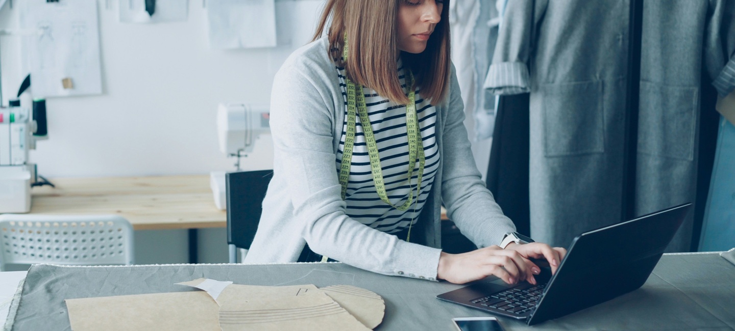 Una mujer usa el teclado de su ordenador portátil