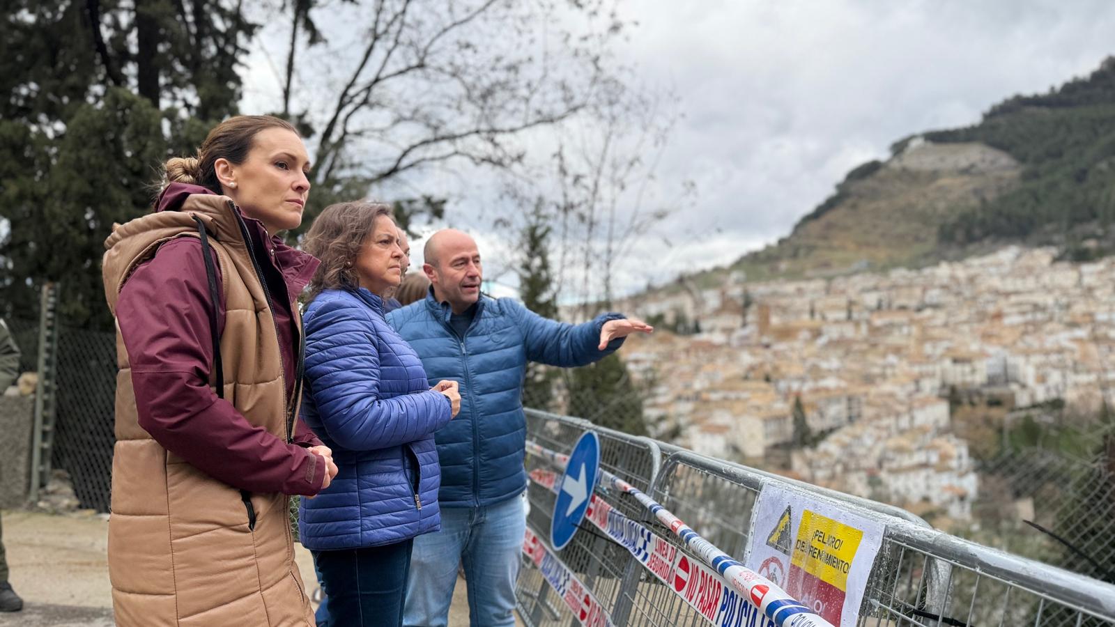 La consejera ha visitado Cazorla, acompañada por el acalde, José Luis Olivares.