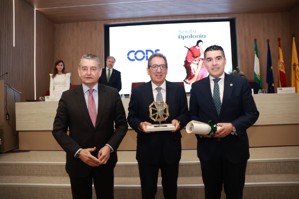 Antonio Sanz anuncia la presentación de una nueva carta de derechos y deberes de dentistas 