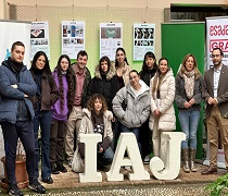 Los jóvenes exponen sus obras en el patio de la Dirección Provincial del IAJ en Granada