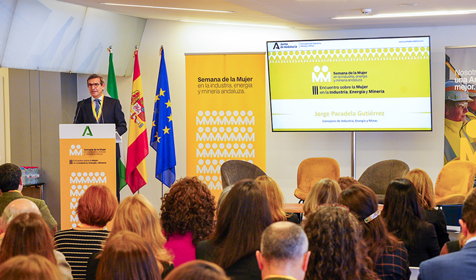 El consejero de Industria, Energía y Minas, Jorge Paradela, en el III Encuentro sobre la mujer en la industria, energía y minería andaluza.