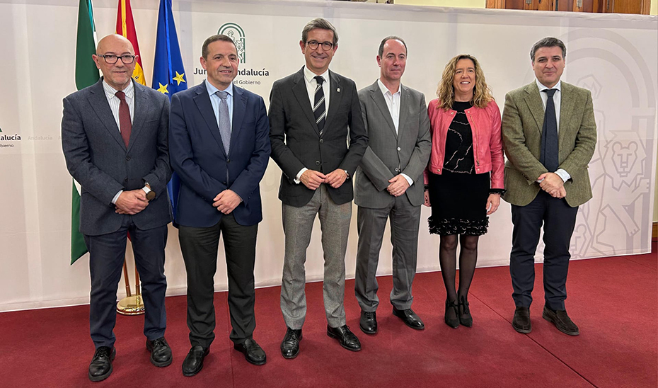 El consejero de Industria, Jorge Paradela, en una foto de familia en el 'Encuentro networking sobre oportunidades de la transición justa en Almería: de la industria para la agricultura al hidrógeno verde'.