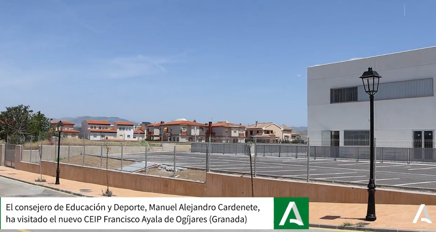 El consejero de Educación y Deporte, Manuel Alejandro Cardenete, ha visitado el nuevo CEIP Francisco Ayala de Ogíjares (Granada)