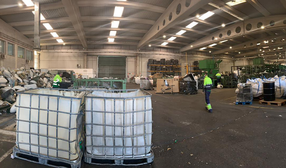 Operarios trabajando en una planta de reciclaje.