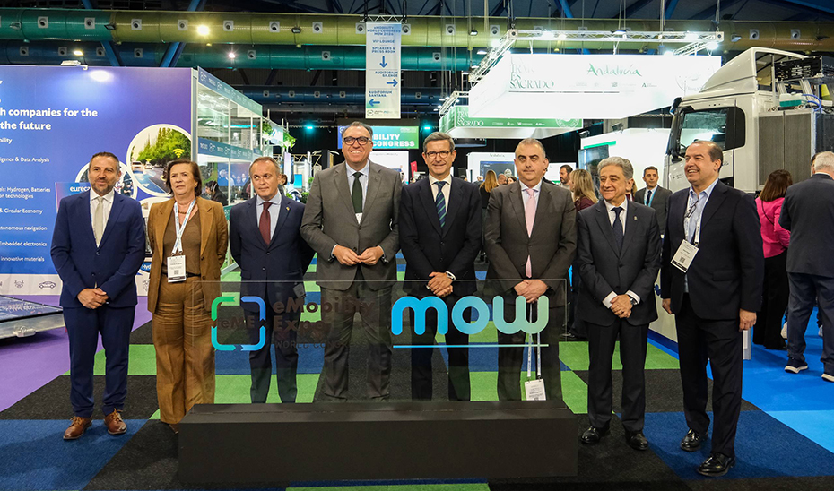 Los consejeros de Turismo e Industria, Arturo Bernal y Jorge Paradela respectivamente, en la foto de familia de la primera jornada de 'eMobility Expo World Congress-MOW 2026' en Málaga.