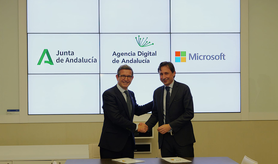 El consejero de Industria, Energía y Minas y presidente de la Agencia Digital de Andalucía del Gobierno andaluz, Jorge Paradela, junto al presidente de Microsoft Ibérica, Paco Salcedo, tras la firma del protocolo de actuación.