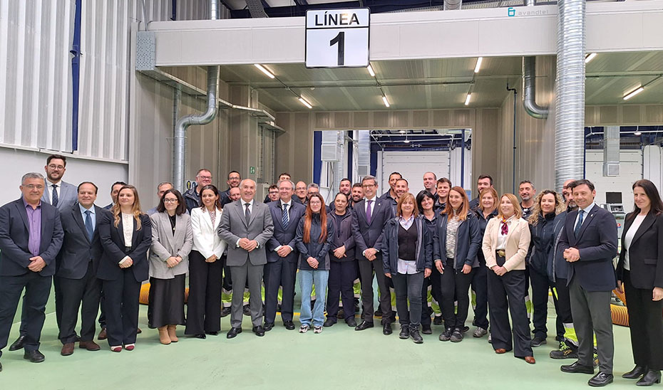 El consejero Paradela posa en una foto de familia tras realizar una visita técnica a la ITV de Algeciras.