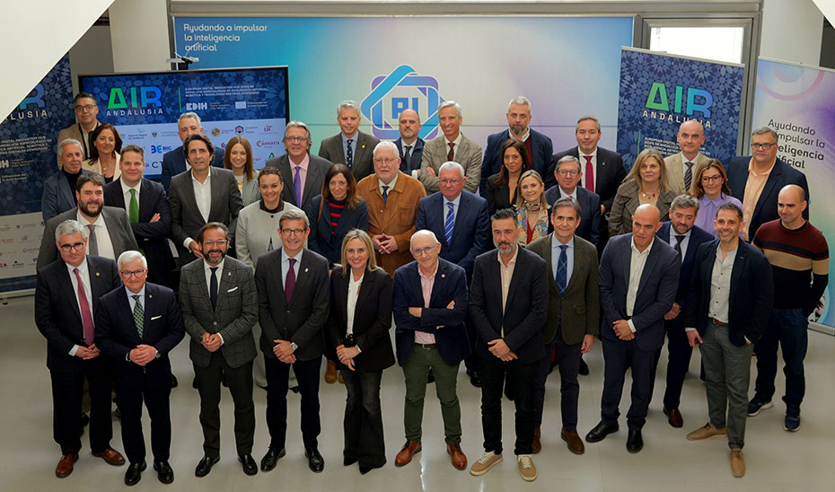 Foto de familia tras la presentación de AIR-Andalusia, una iniciativa estratégica orientada a acercar la Inteligencia Artificial y la robótica al tejido empresarial y a las administraciones públicas.