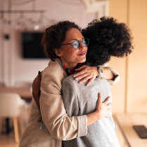 mujeres abrazándose